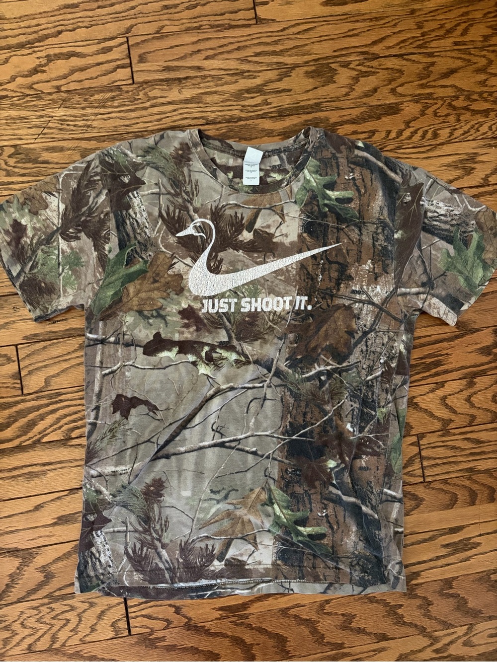 Duck Camo “Just Shoot It” Hunting Graphic Tee Size L